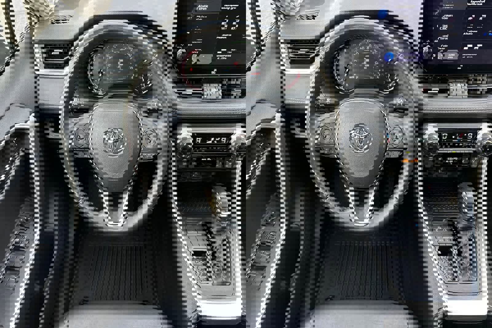 Used 2023 Toyota RAV4 XLE Premium image 15