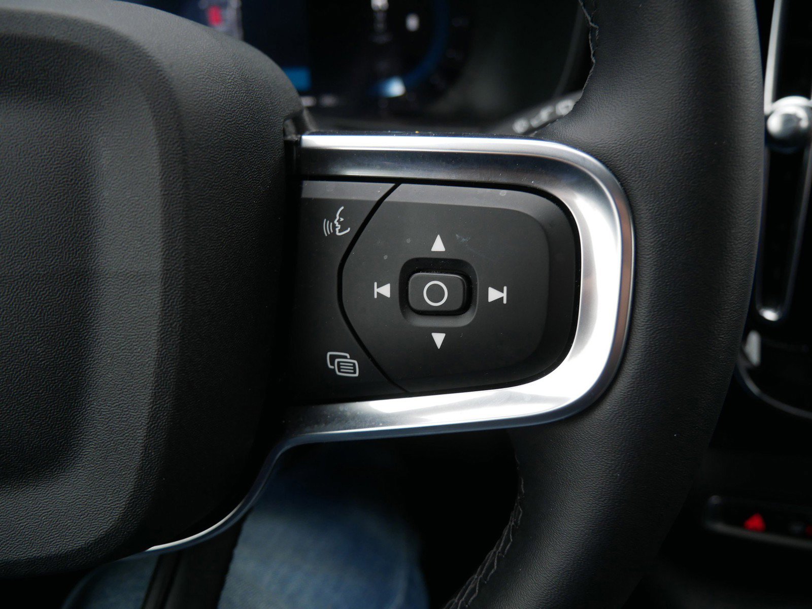 Certified 2025 Volvo XC40 B5 Plus image 22