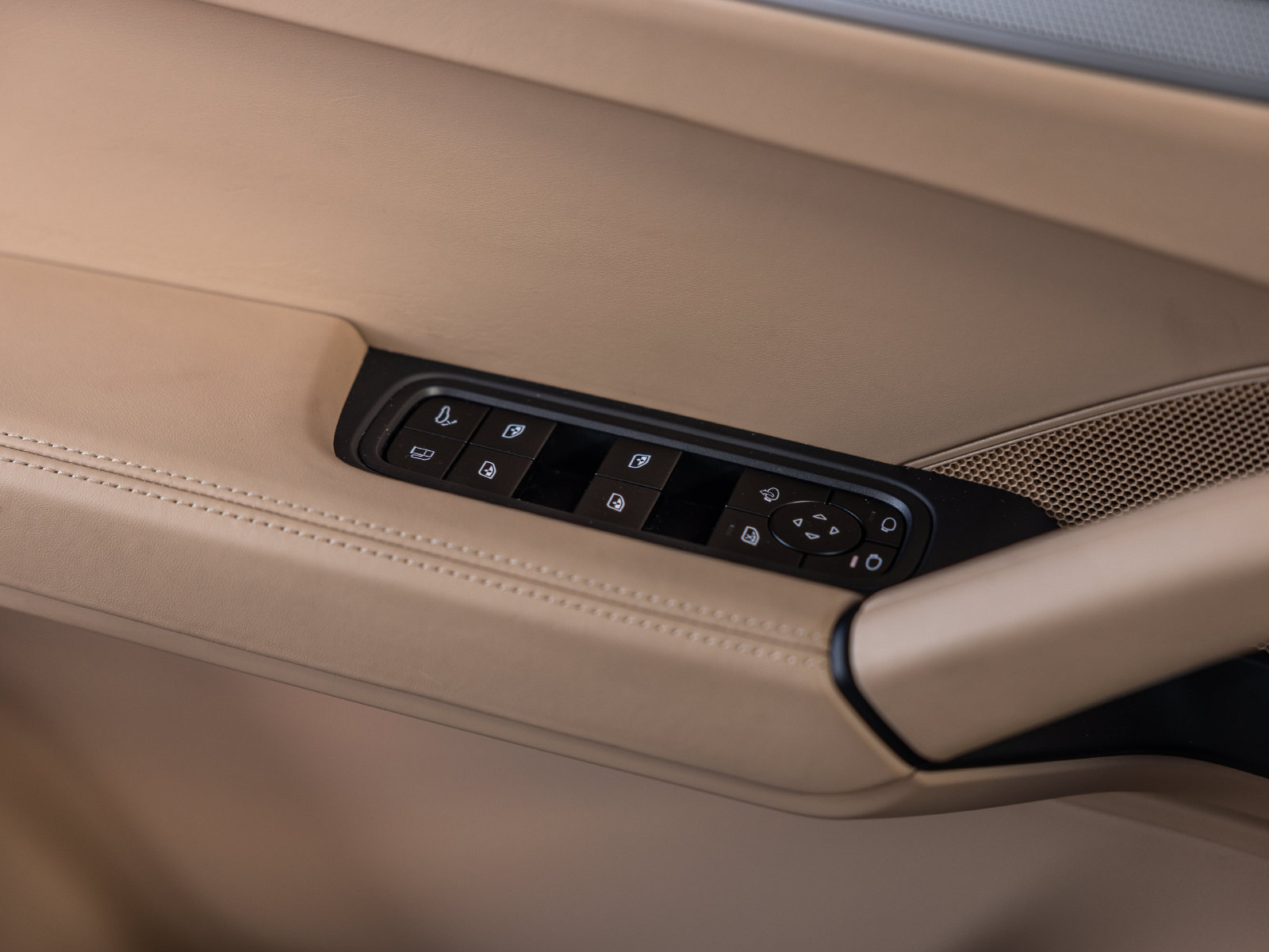 Certified 2025 Porsche Cayenne E-Hybrid Coupe AWD/4WD image 45