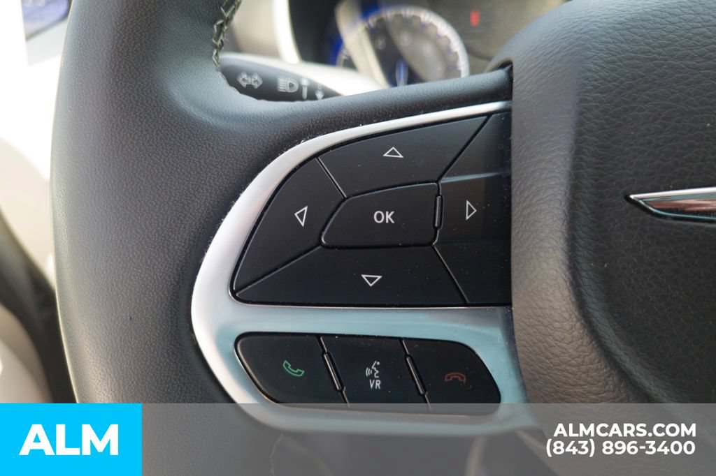 Used 2024 Chrysler Pacifica Touring-L FWD image 11