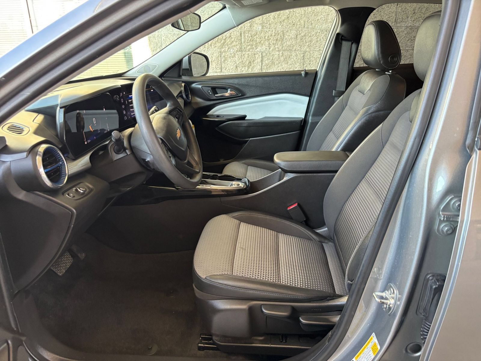 Used 2025 Chevrolet Trax LT FWD image 26