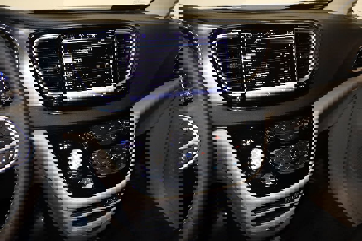 Used 2024 Chrysler Pacifica Touring-L image 39