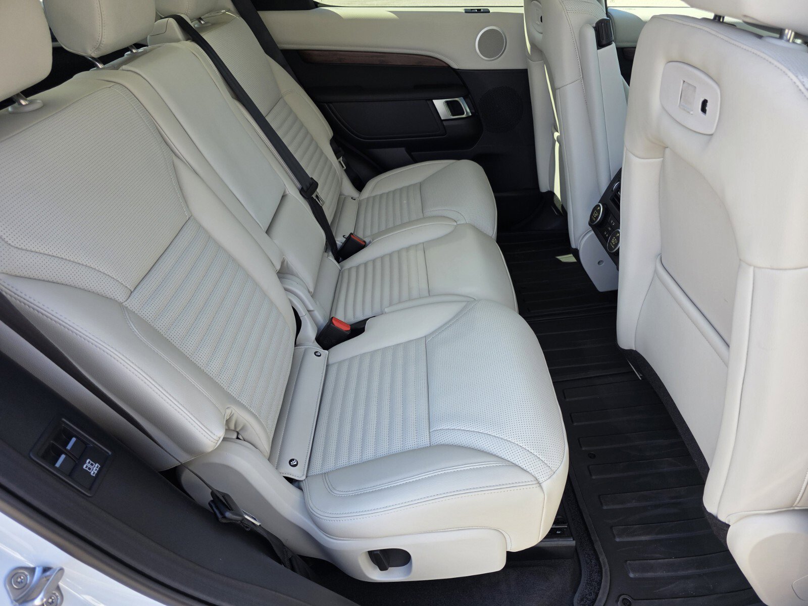 Used 2026 Land Rover Discovery Dynamic SE image 5