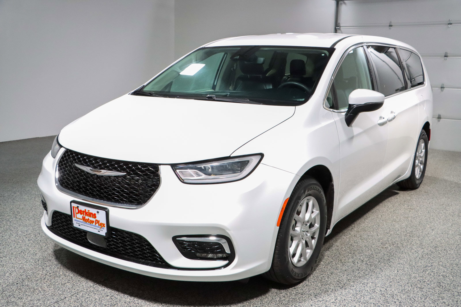 Used 2023 Chrysler Pacifica Touring-L FWD image 32
