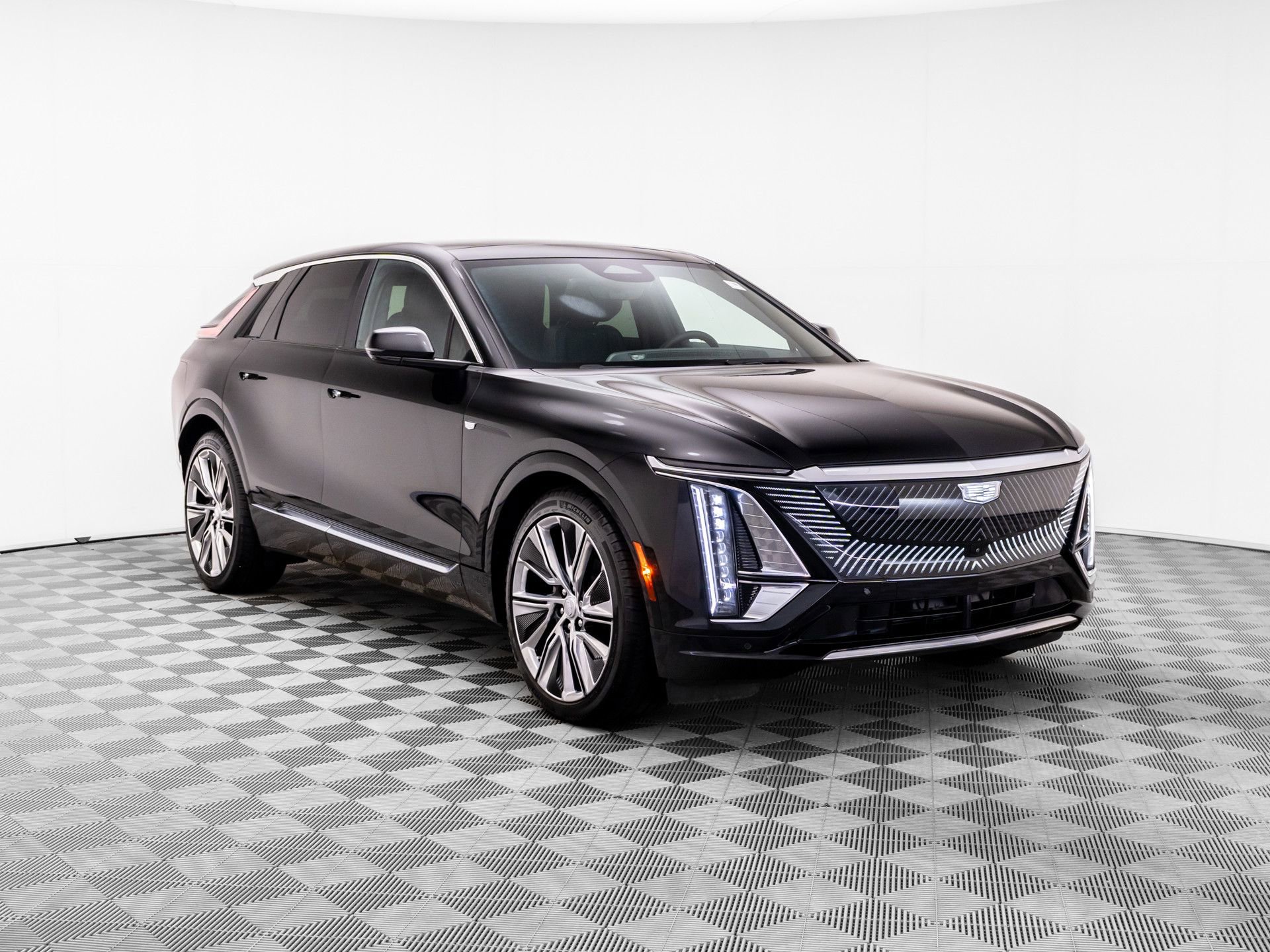 Certified 2025 Cadillac Lyriq Luxury w/ LPO, Floor Liner Package AWD/4WD image 8
