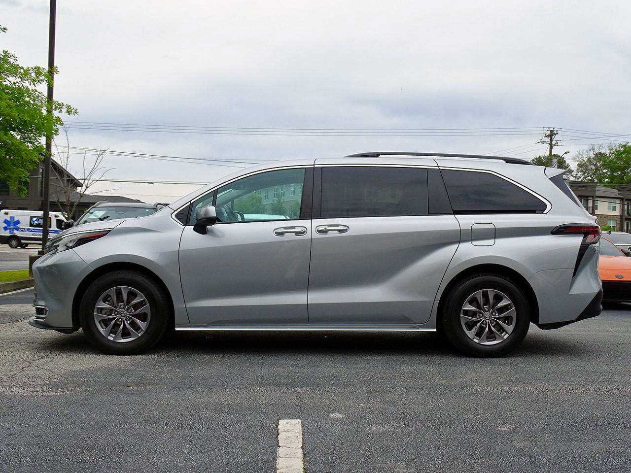 Used 2024 Toyota Sienna XLE FWD image 4