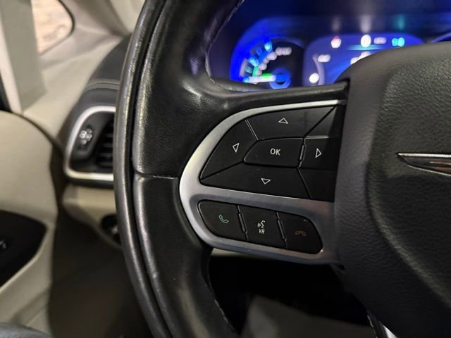 Used 2022 Chrysler Pacifica Touring-L w/ Uconnect Theater Family Group FWD image 13