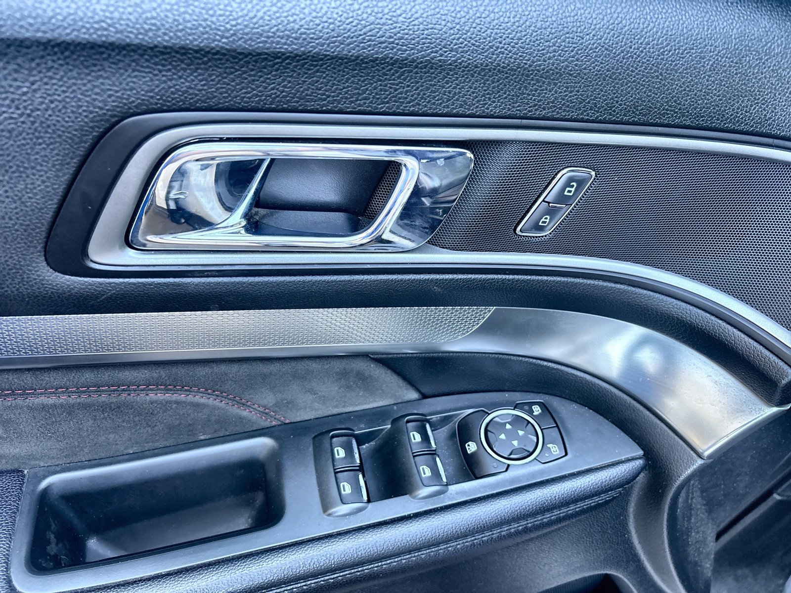 Used 2018 Ford Explorer XLT w/ Equipment Group 202A image 22