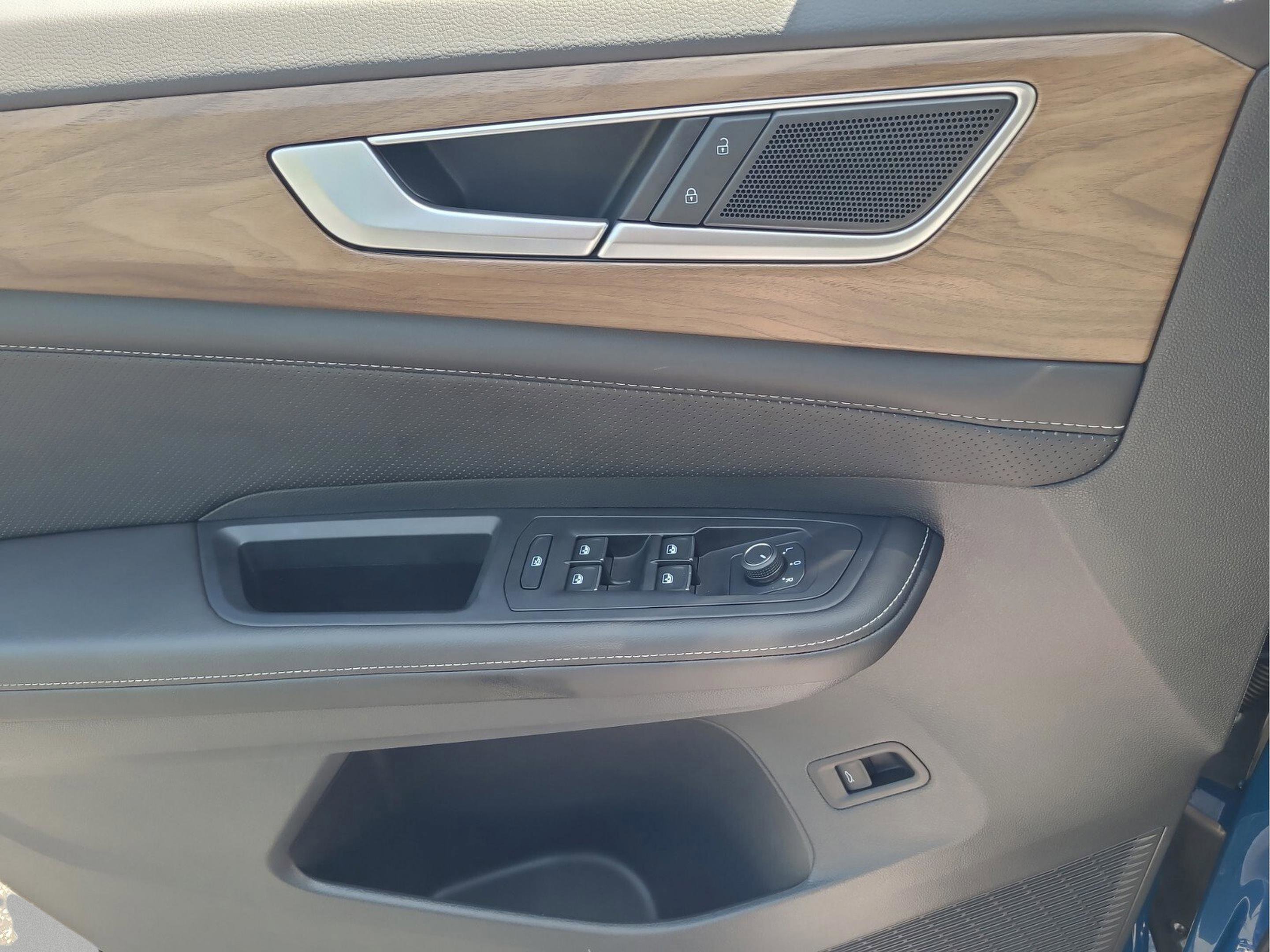 Used 2025 Volkswagen Atlas SE image 26