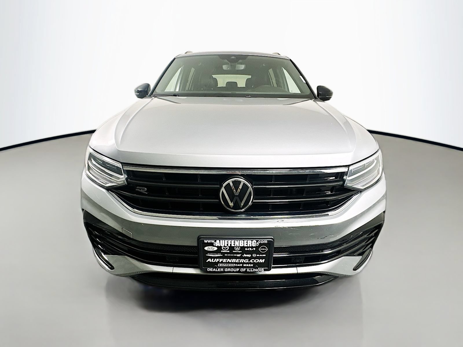 Used 2023 Volkswagen Tiguan SE R-Line AWD/4WD image 2