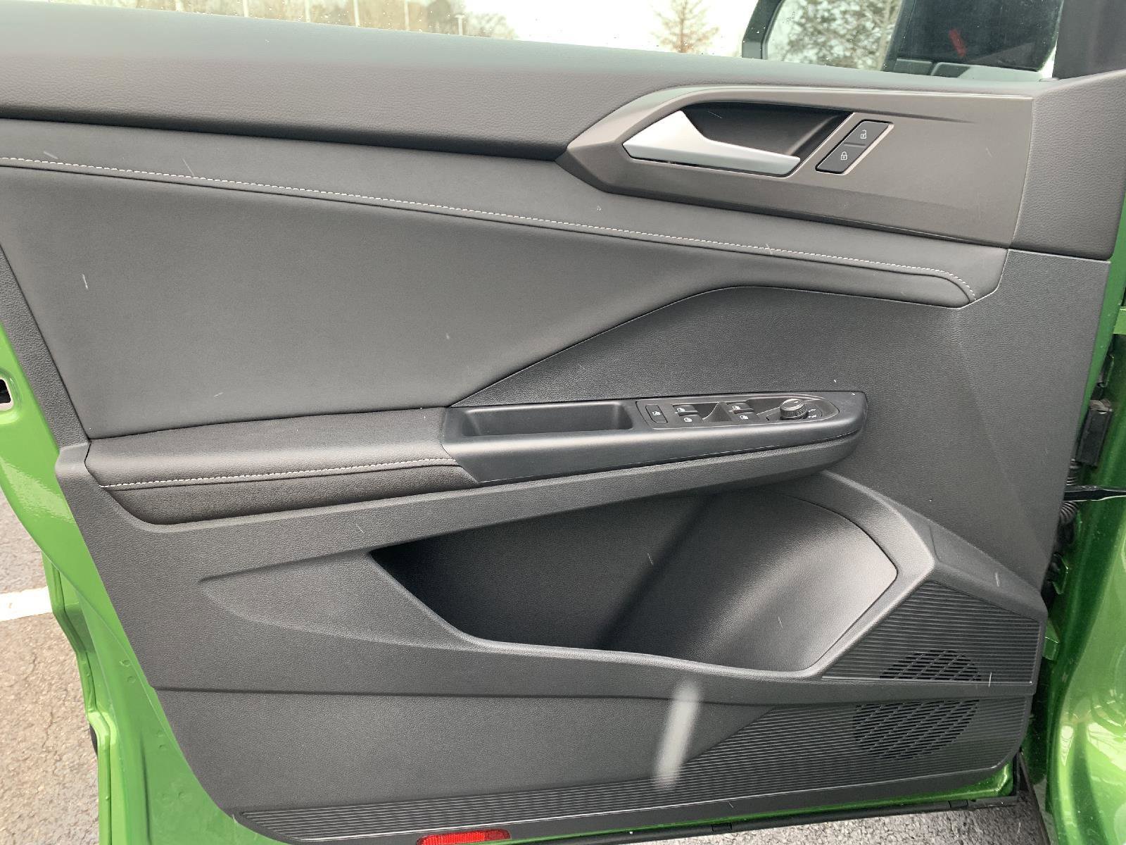 Used 2025 Volkswagen Taos SE w/ Taos Adventure Package (SXB) image 16