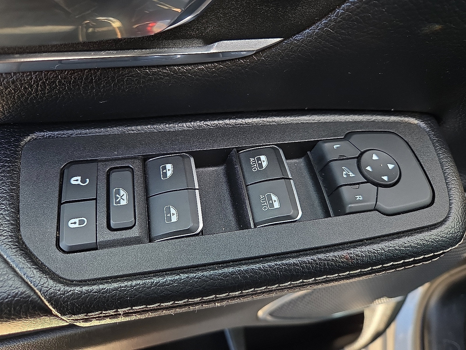 Used 2025 RAM 1500 Laramie AWD/4WD image 15