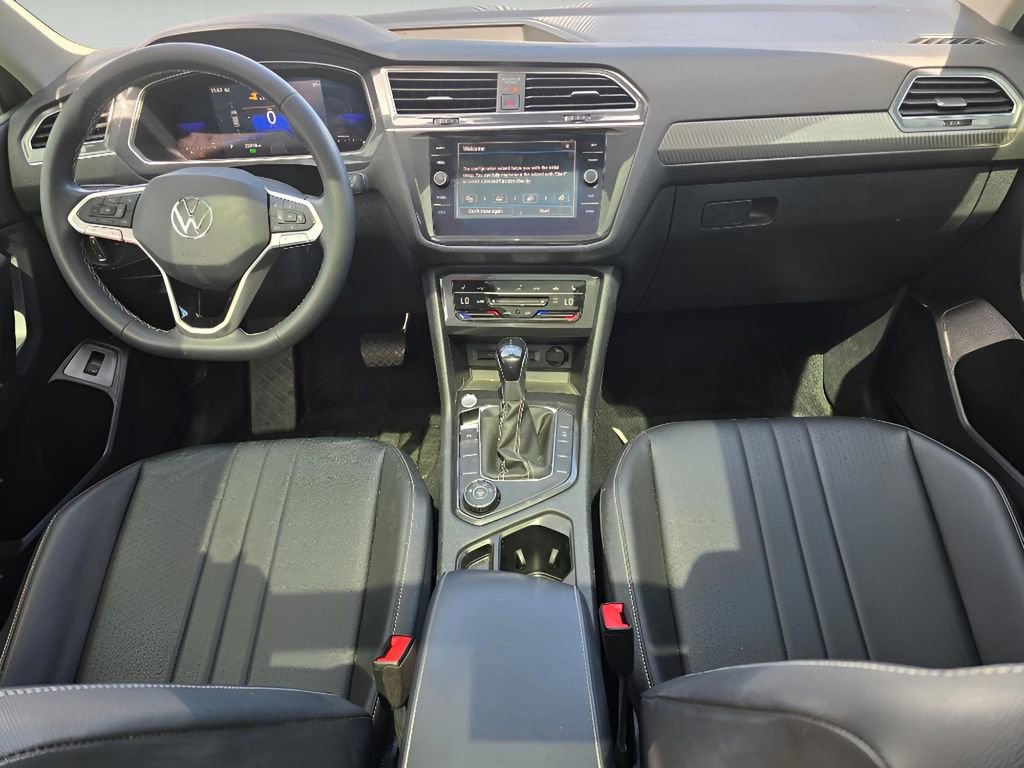 Used 2022 Volkswagen Tiguan SE w/ Panoramic Sunroof Package image 9