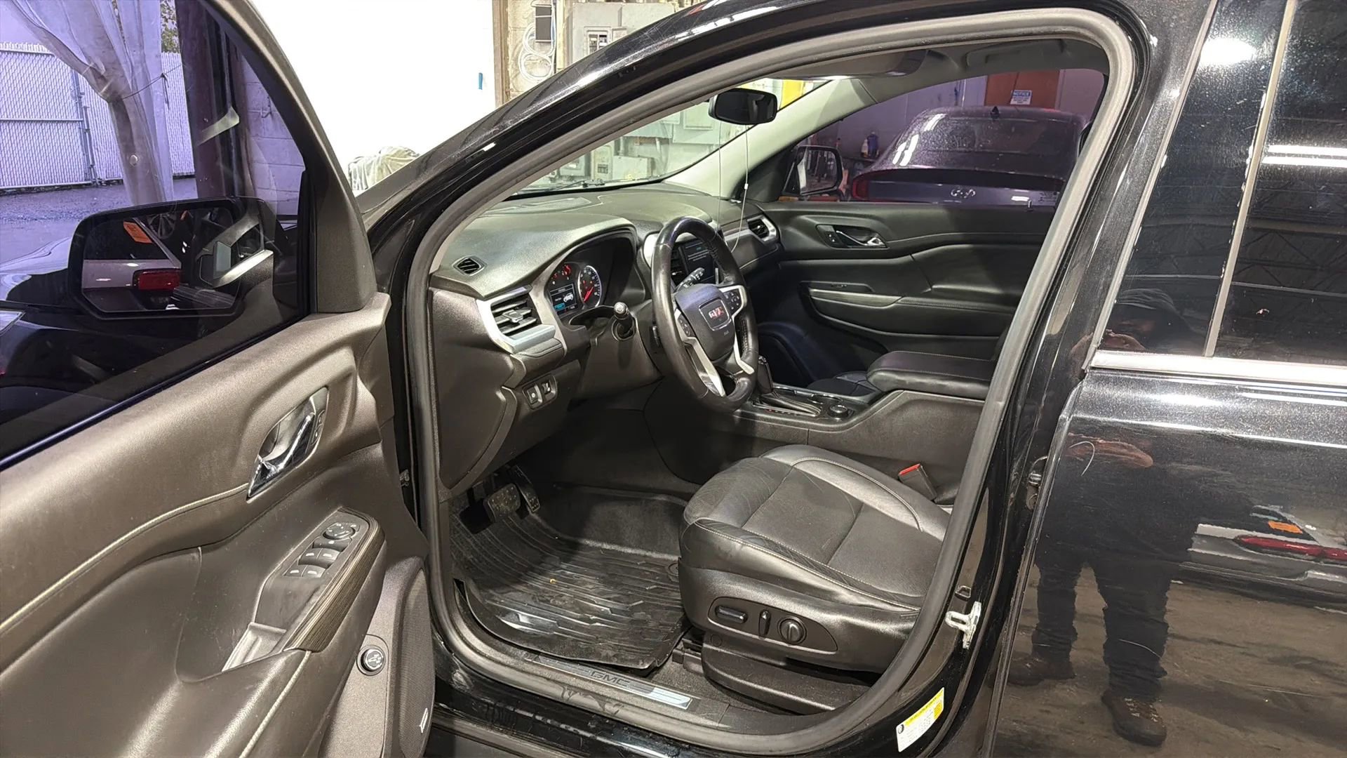 Used 2019 GMC Acadia SLT w/ LPO, Floor Liner Package FWD image 23