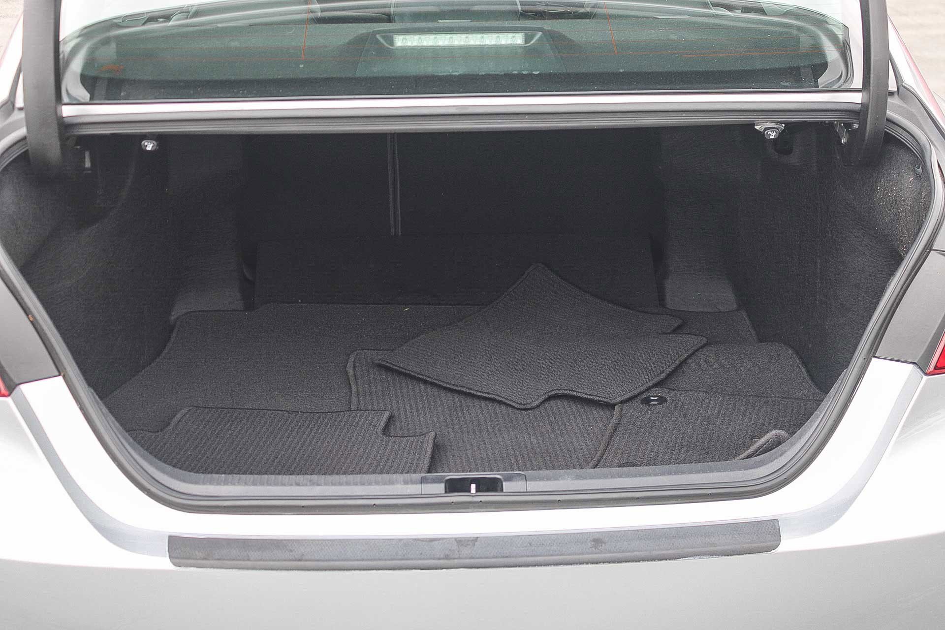 Used 2019 Toyota Camry SE w/ Carpet Mat Package FWD image 26