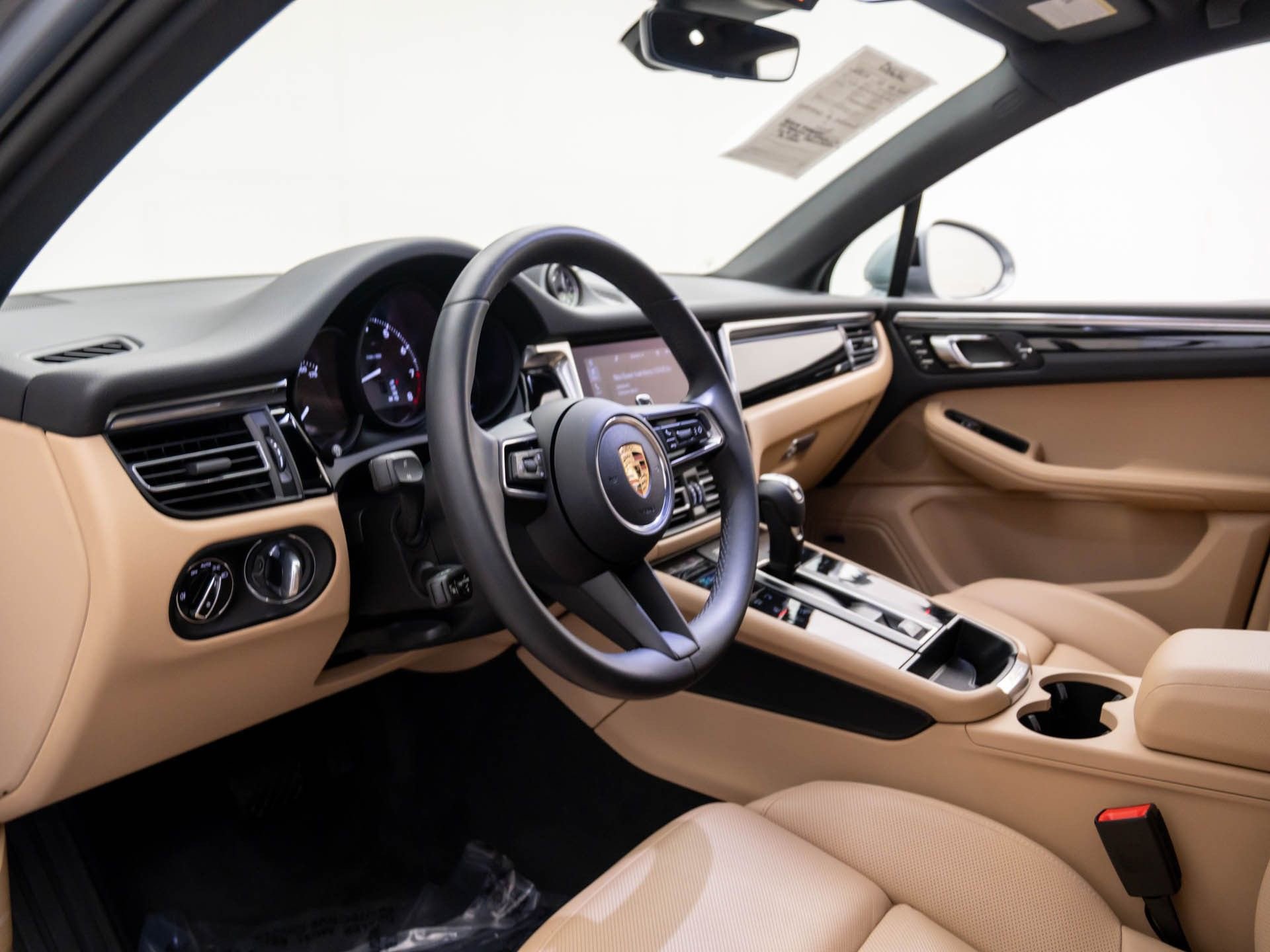 Certified 2025 Porsche Macan image 4