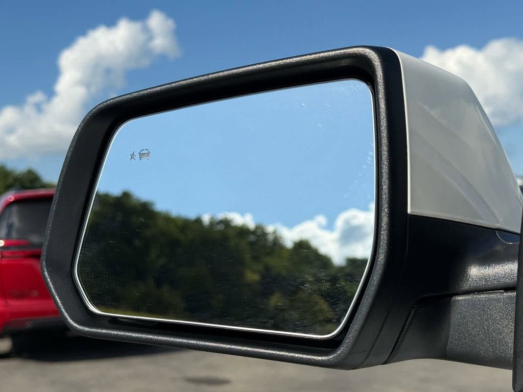 Used 2023 GMC Acadia SLE w/ Driver Convenience Package image 30