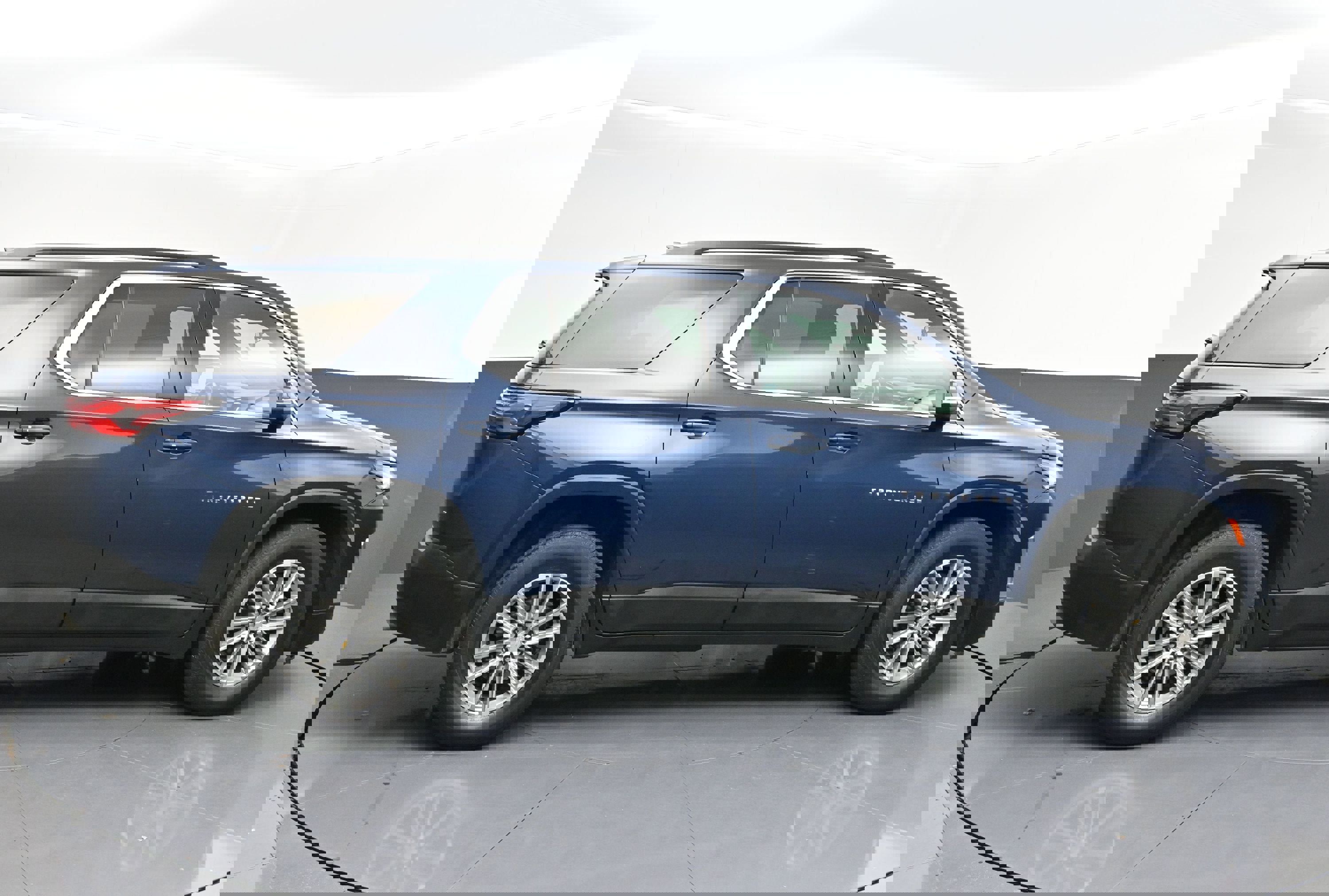 Used 2023 Chevrolet Traverse LT image 8