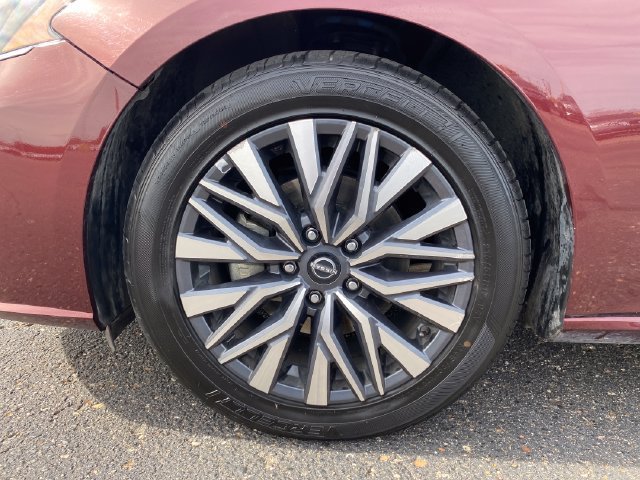 Used 2025 Nissan Altima 2.5 SV FWD image 21