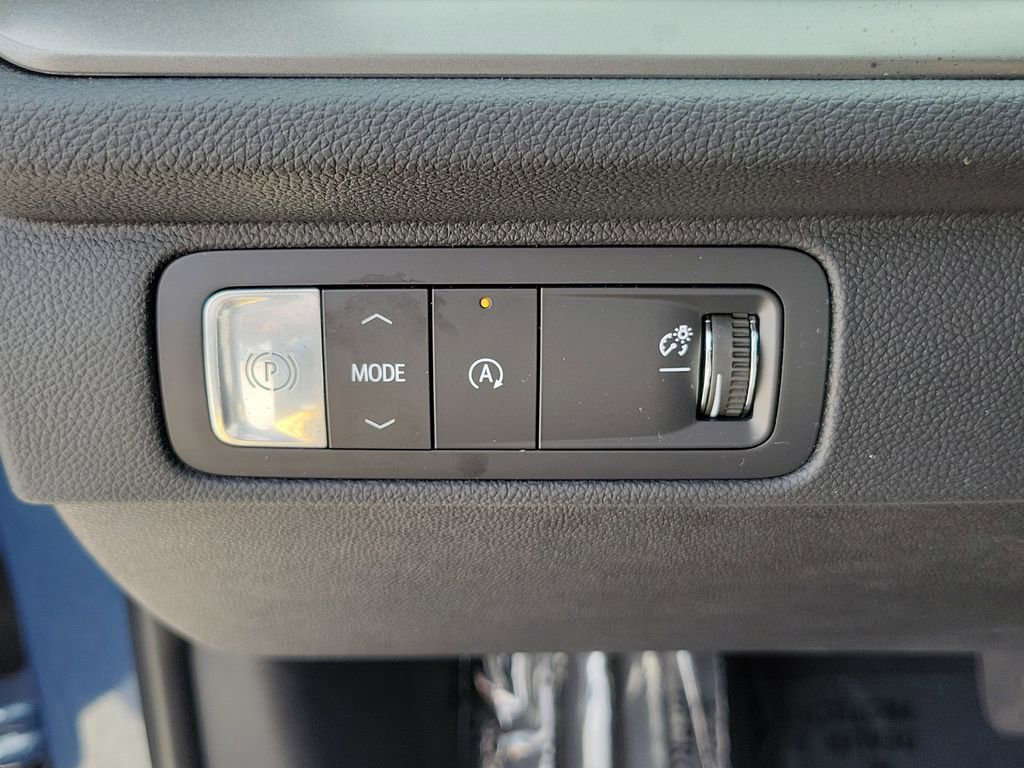 Used 2025 Chevrolet Traverse LT image 32