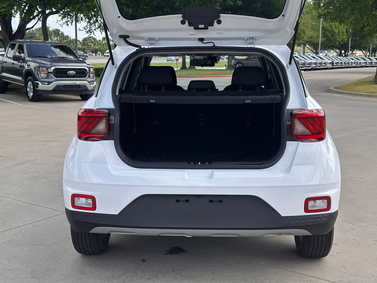 Certified 2025 Hyundai Venue SE image 12