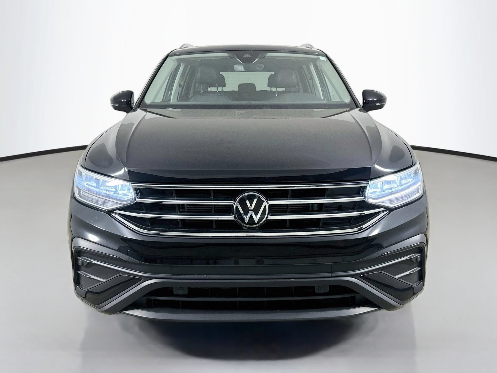 Certified 2023 Volkswagen Tiguan SE w/ Panoramic Sunroof Package AWD/4WD image 2