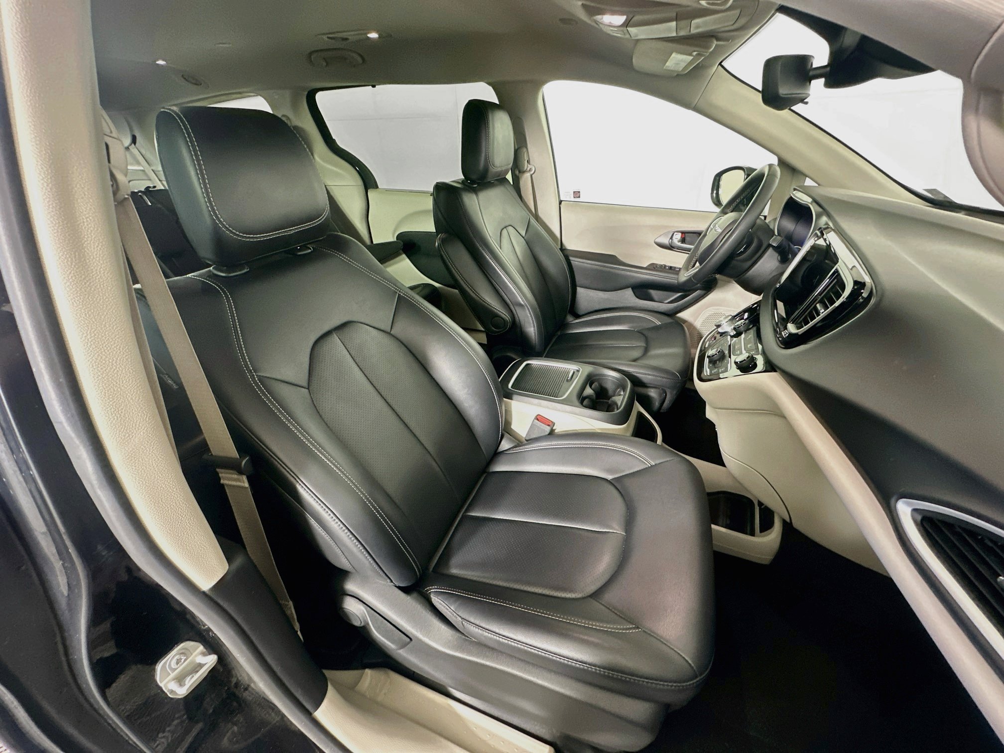Used 2024 Chrysler Pacifica Touring-L FWD image 30