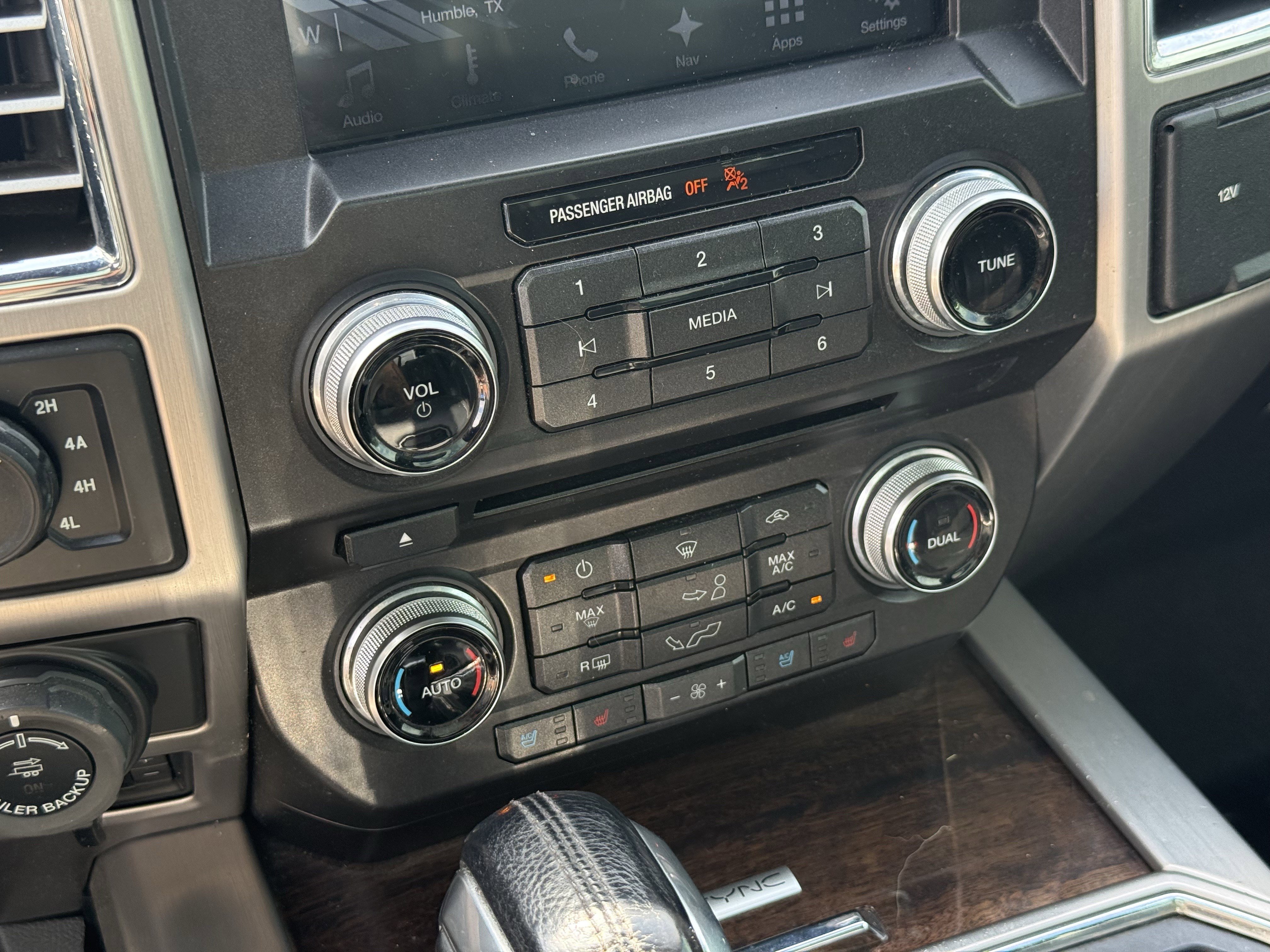 Used 2017 Ford F150 Platinum w/ Equipment Group 701A Luxury image 22