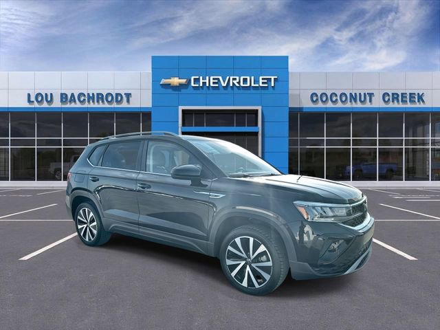 Used 2024 Volkswagen Taos SE image 2