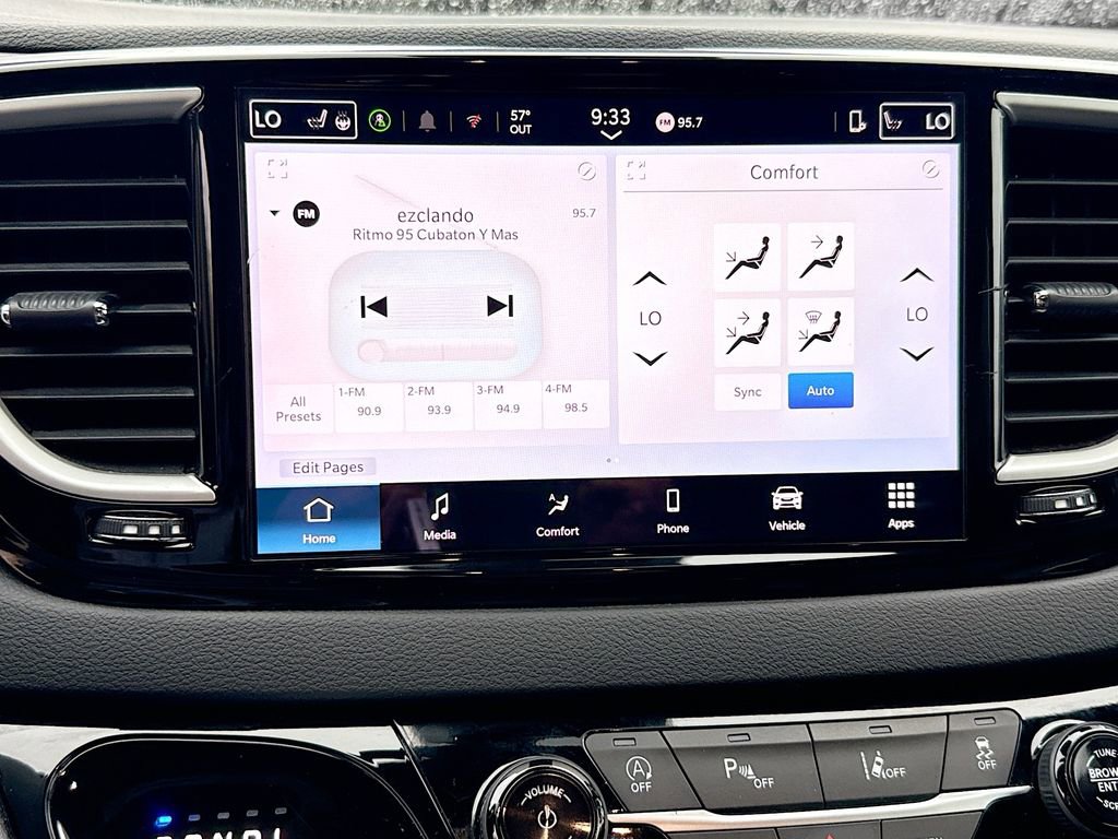 Used 2025 Chrysler Pacifica Select image 16