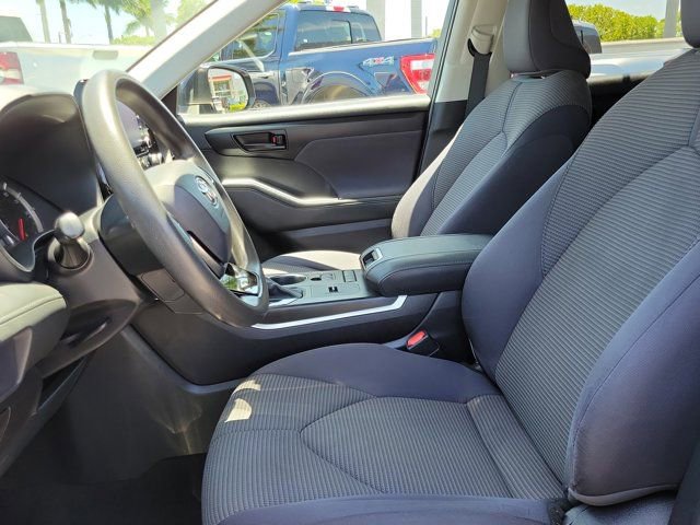 Used 2021 Toyota Highlander L FWD image 12