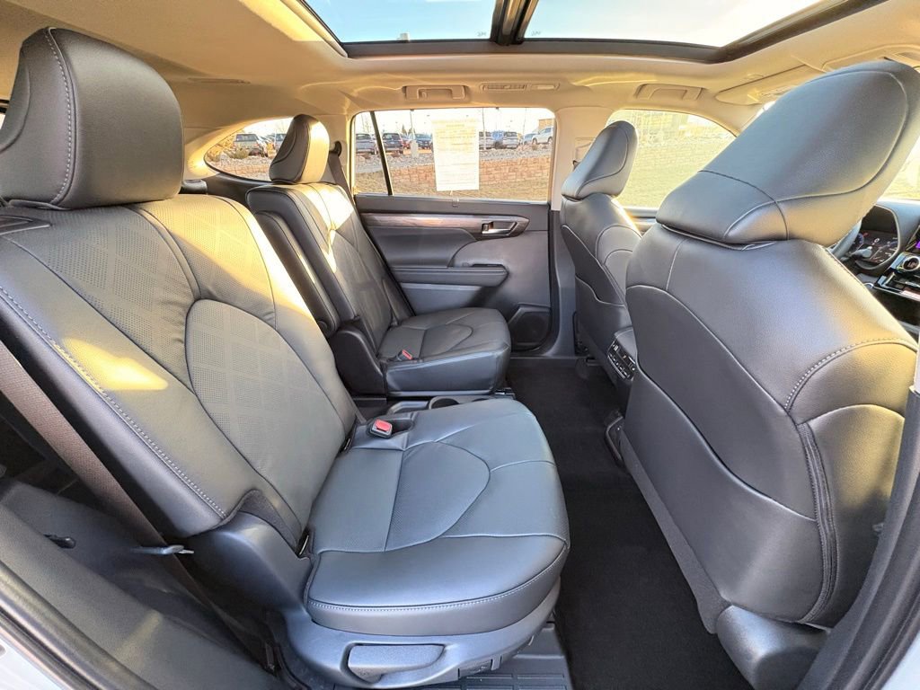 Used 2026 Toyota Highlander Platinum image 28