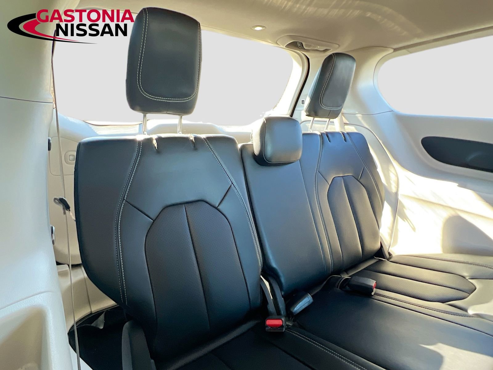 Used 2023 Chrysler Pacifica Touring-L image 34