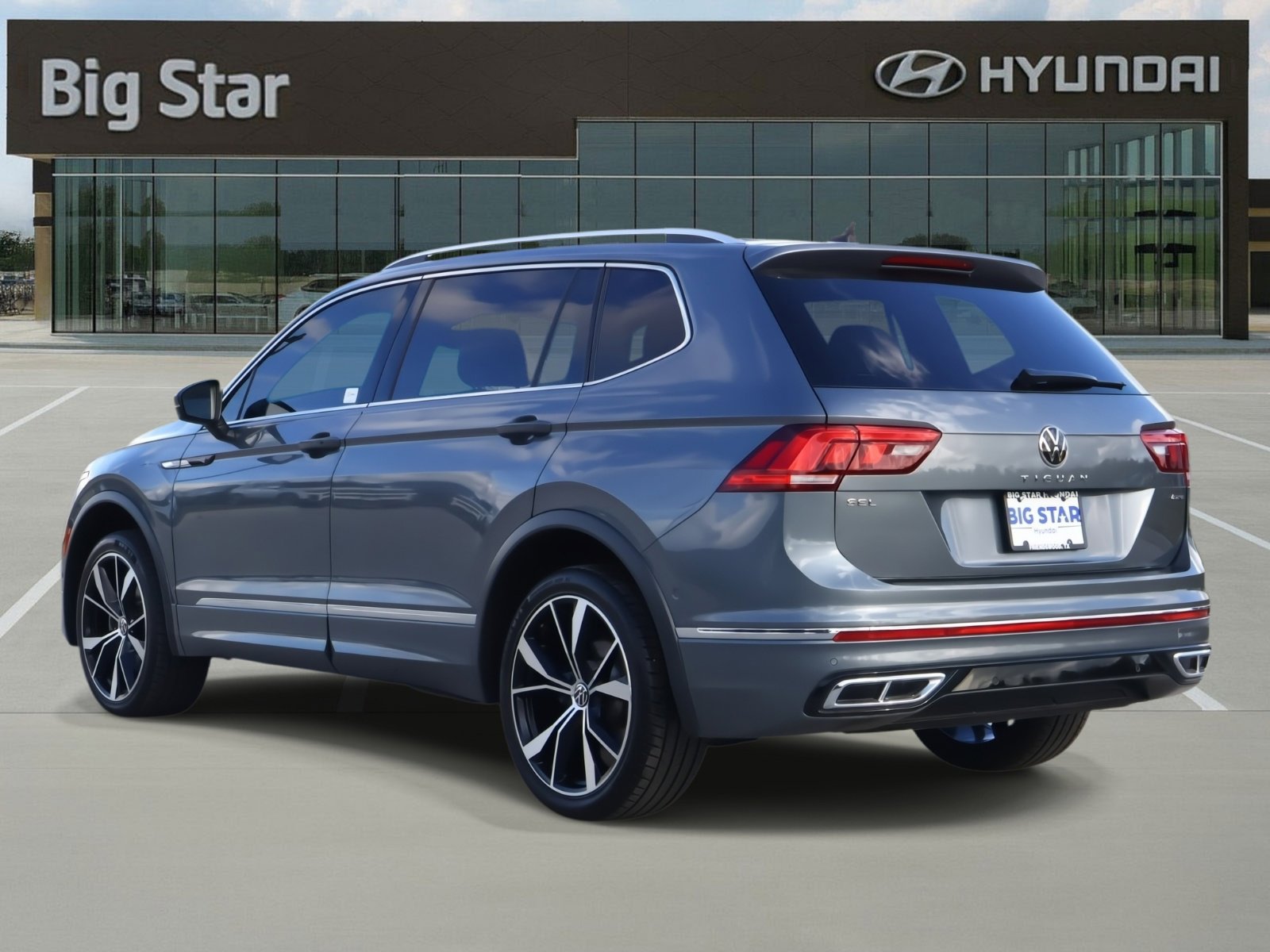 Used 2022 Volkswagen Tiguan SEL R-Line image 3