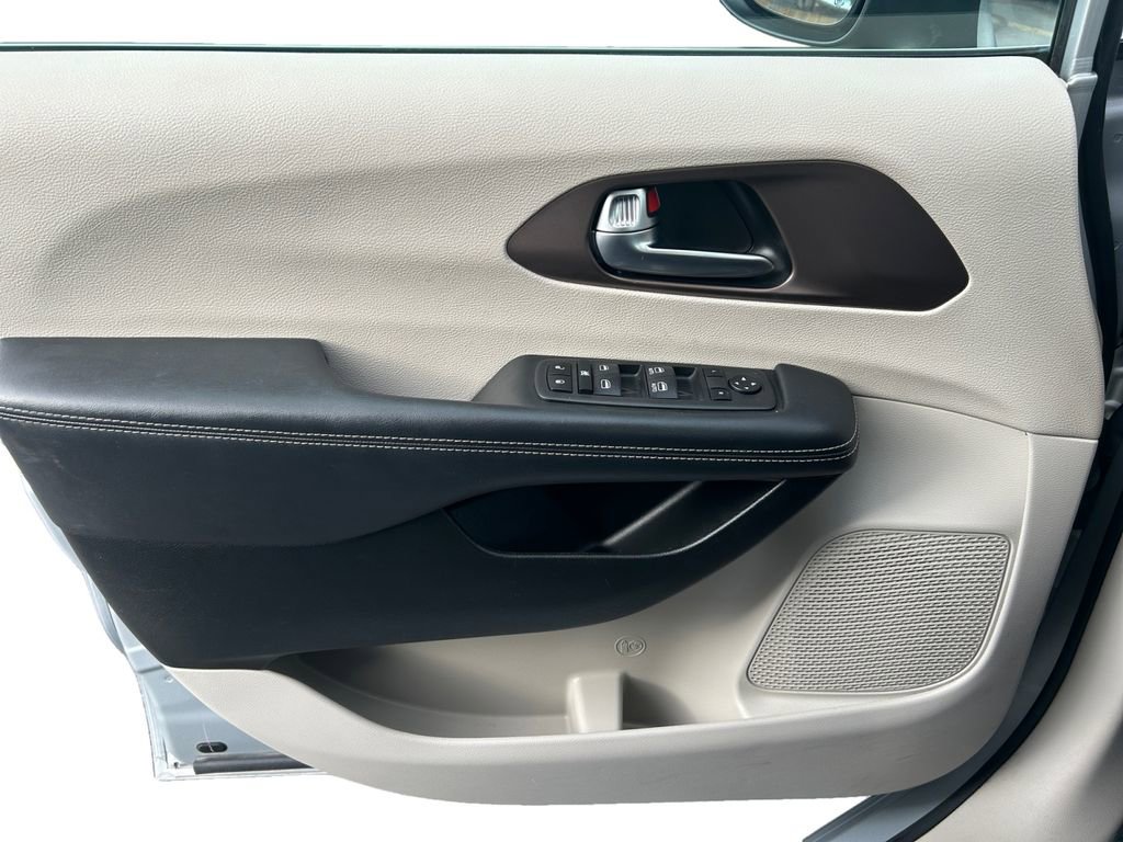 Used 2023 Chrysler Voyager LX image 17