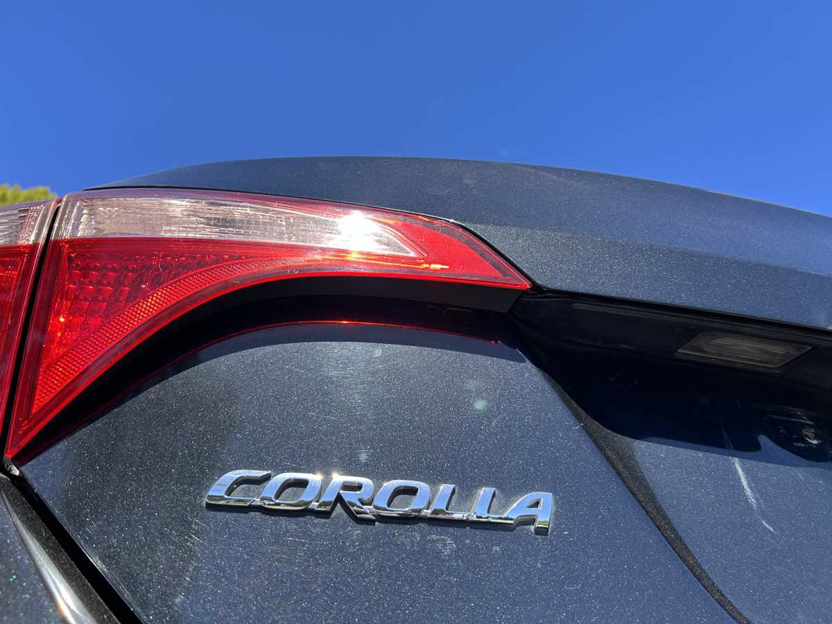 Used 2018 Toyota Corolla LE FWD image 11