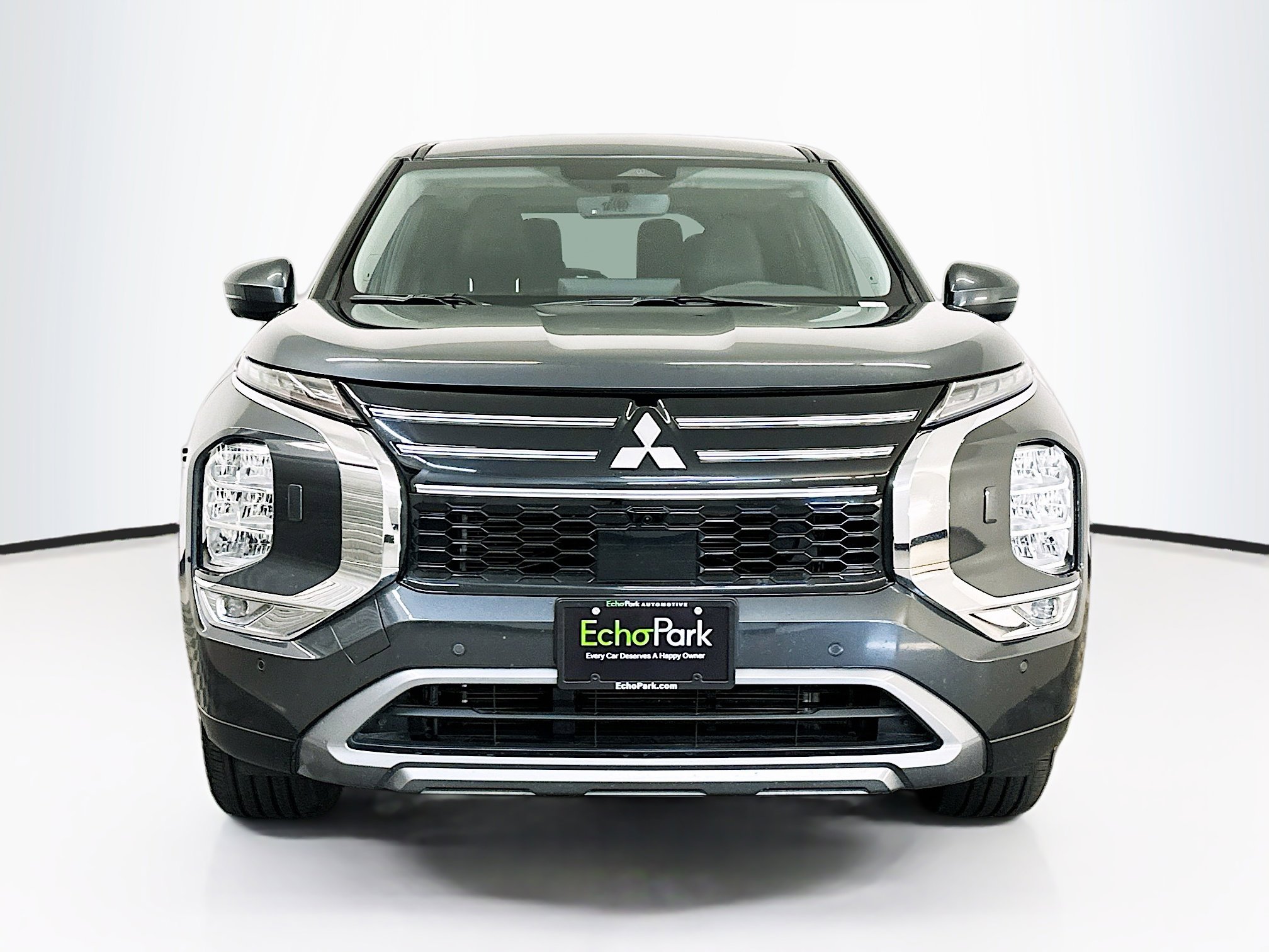 Used 2025 Mitsubishi Outlander SE image 2