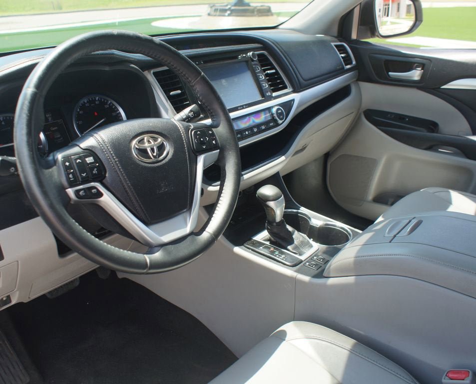 Used 2015 Toyota Highlander XLE FWD image 10