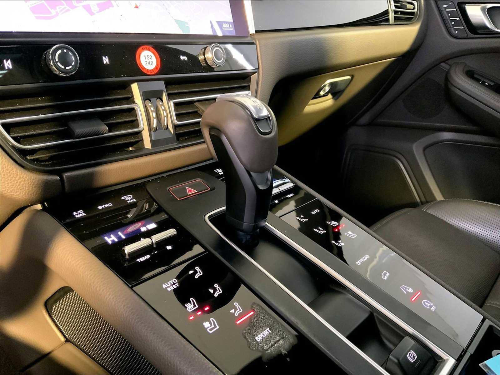 Certified 2023 Porsche Macan image 17