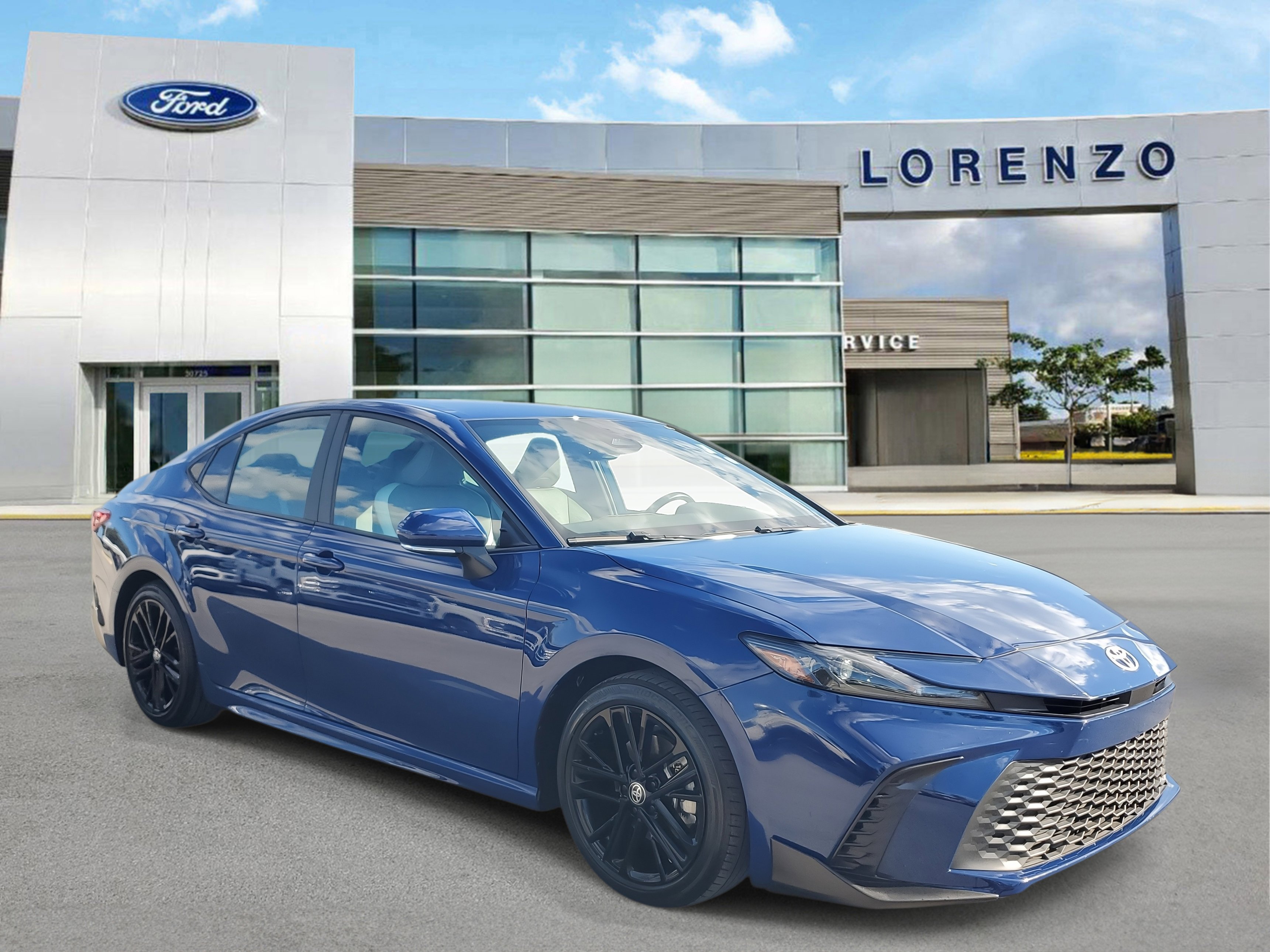 Used 2025 Toyota Camry SE image 3