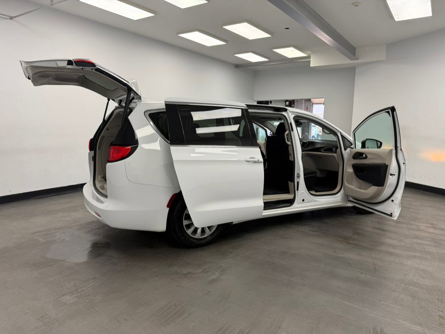 Used 2017 Chrysler Pacifica Touring w/ Tire & Wheel Group FWD image 24