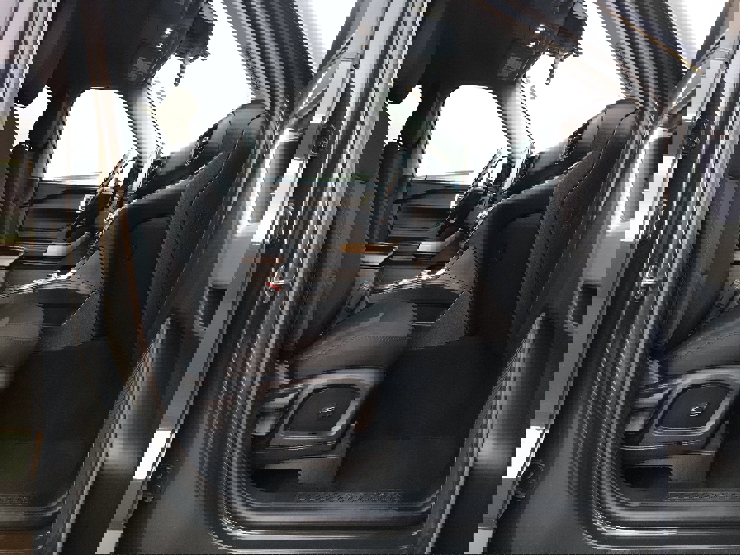 Used 2022 Ford Explorer XLT image 17