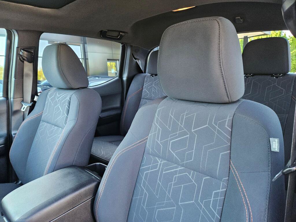 Used 2016 Toyota Tacoma TRD Sport w/ Premium & Technology Package AWD/4WD image 15