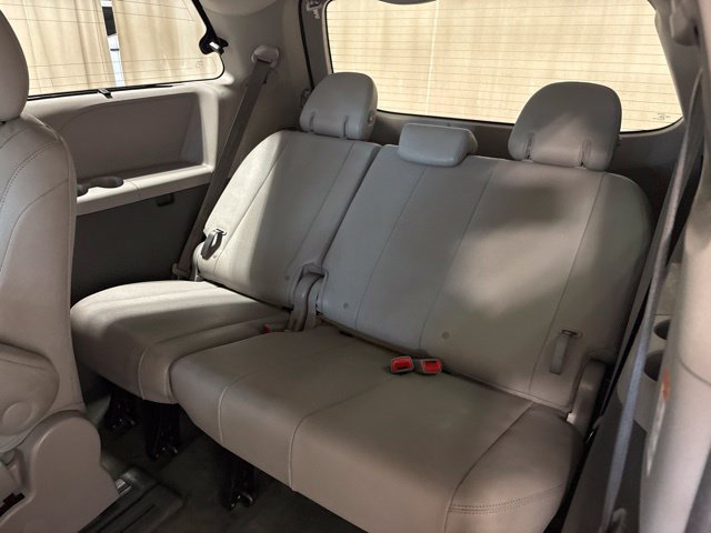 Used 2017 Toyota Sienna XLE w/ XLE Navigation Package FWD image 21