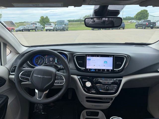 Used 2024 Chrysler Pacifica Touring-L FWD image 9