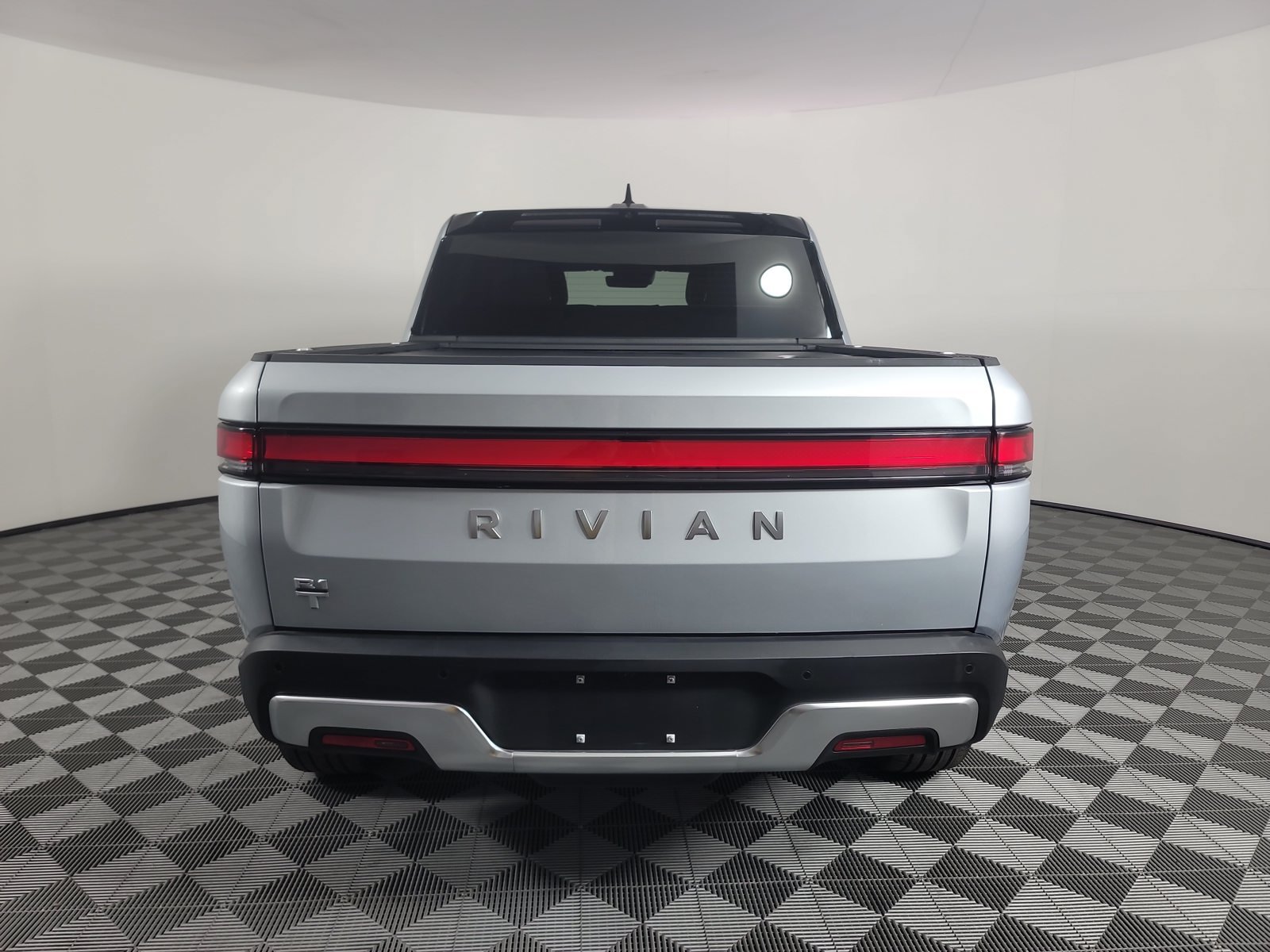 Used 2024 Rivian R1T Adventure Dual AWD/4WD image 4