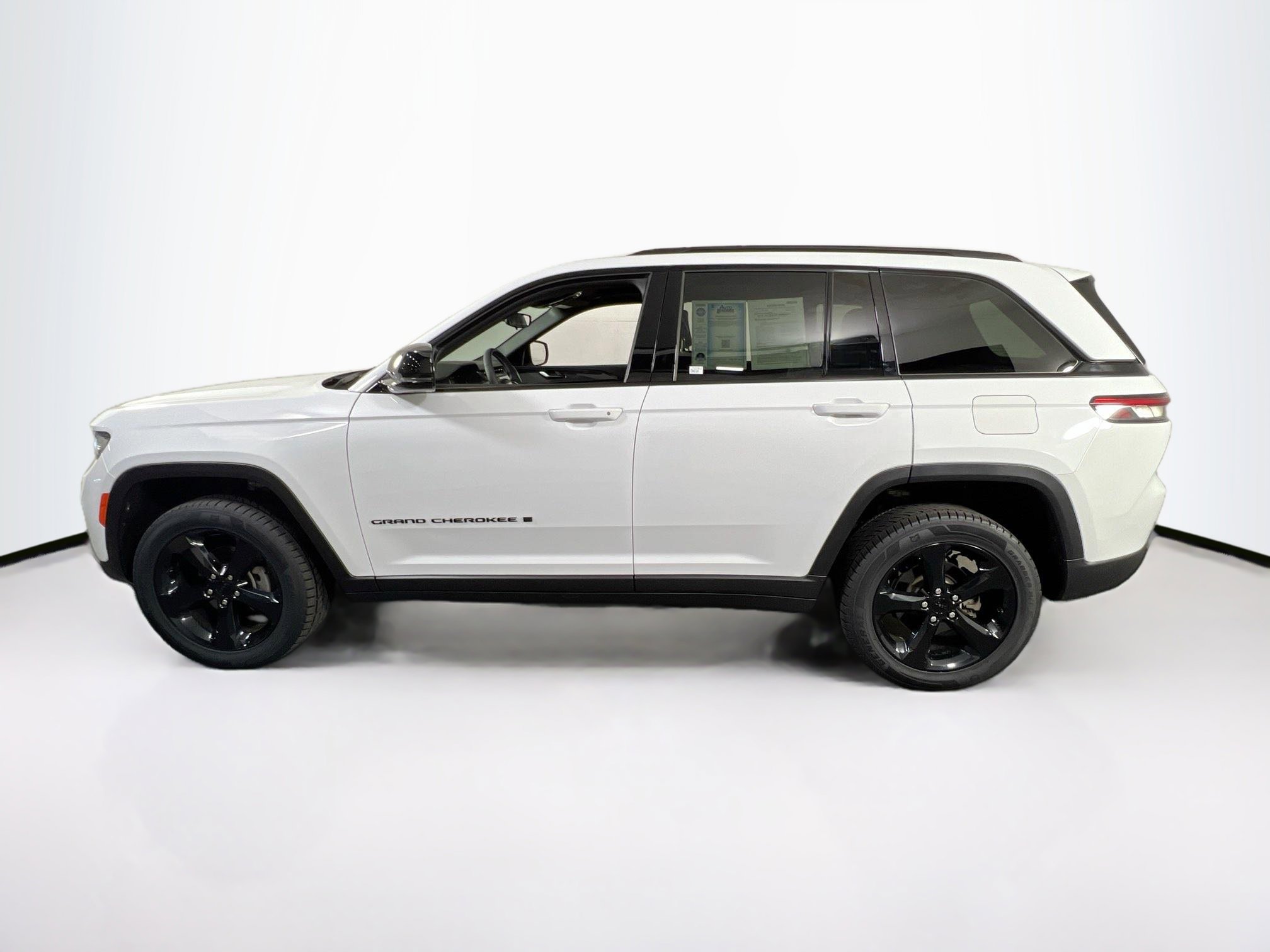 Used 2023 Jeep Grand Cherokee Altitude image 8
