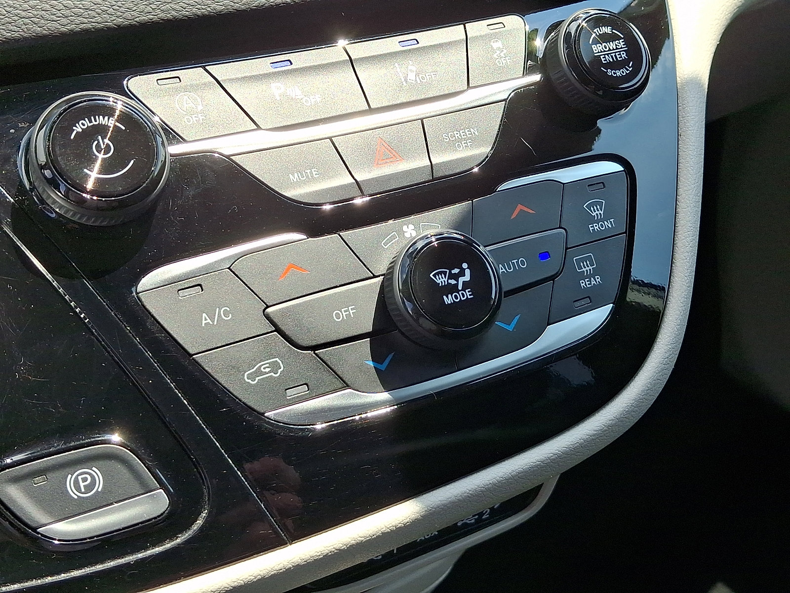 Used 2024 Chrysler Pacifica Touring-L FWD image 24