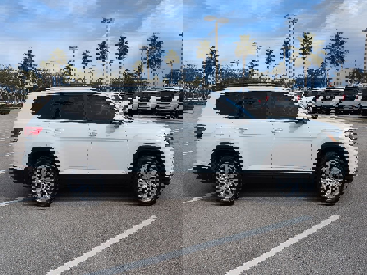 Used 2023 Volkswagen Atlas SE w/ Panoramic Sunroof Package image 3