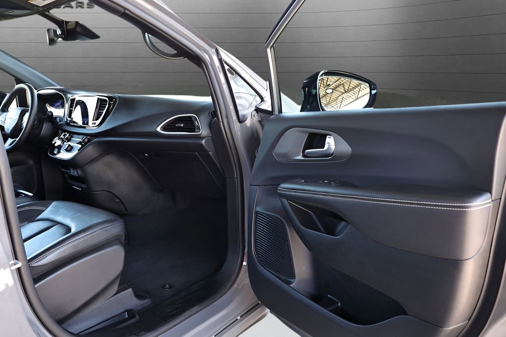 Used 2025 Chrysler Pacifica Select image 67